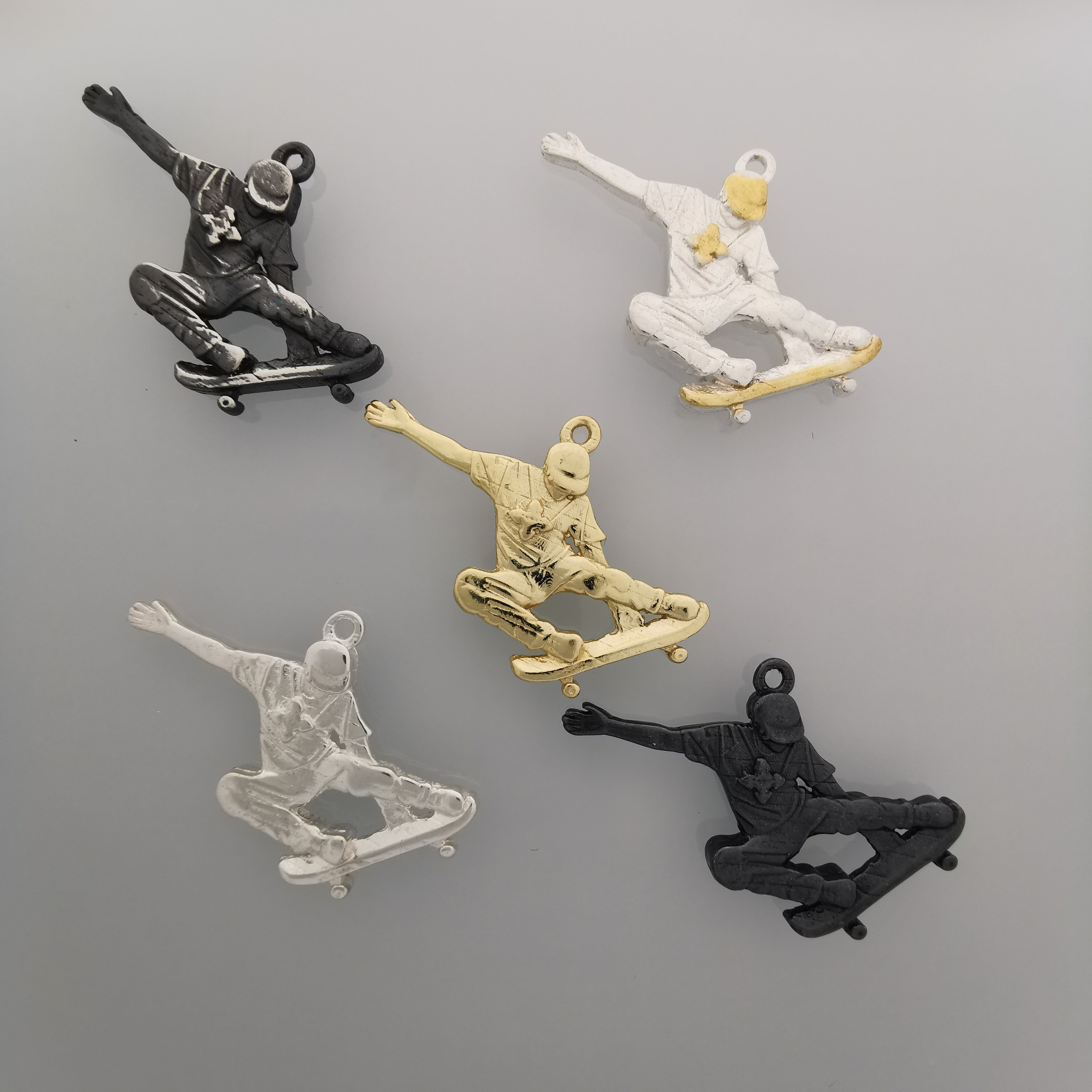 Skateboard Jewelry Pendant for Men – Silver with Gold Detail 925 Gift – Sports Accessory for Skaters and Teen Boys – Necklace
