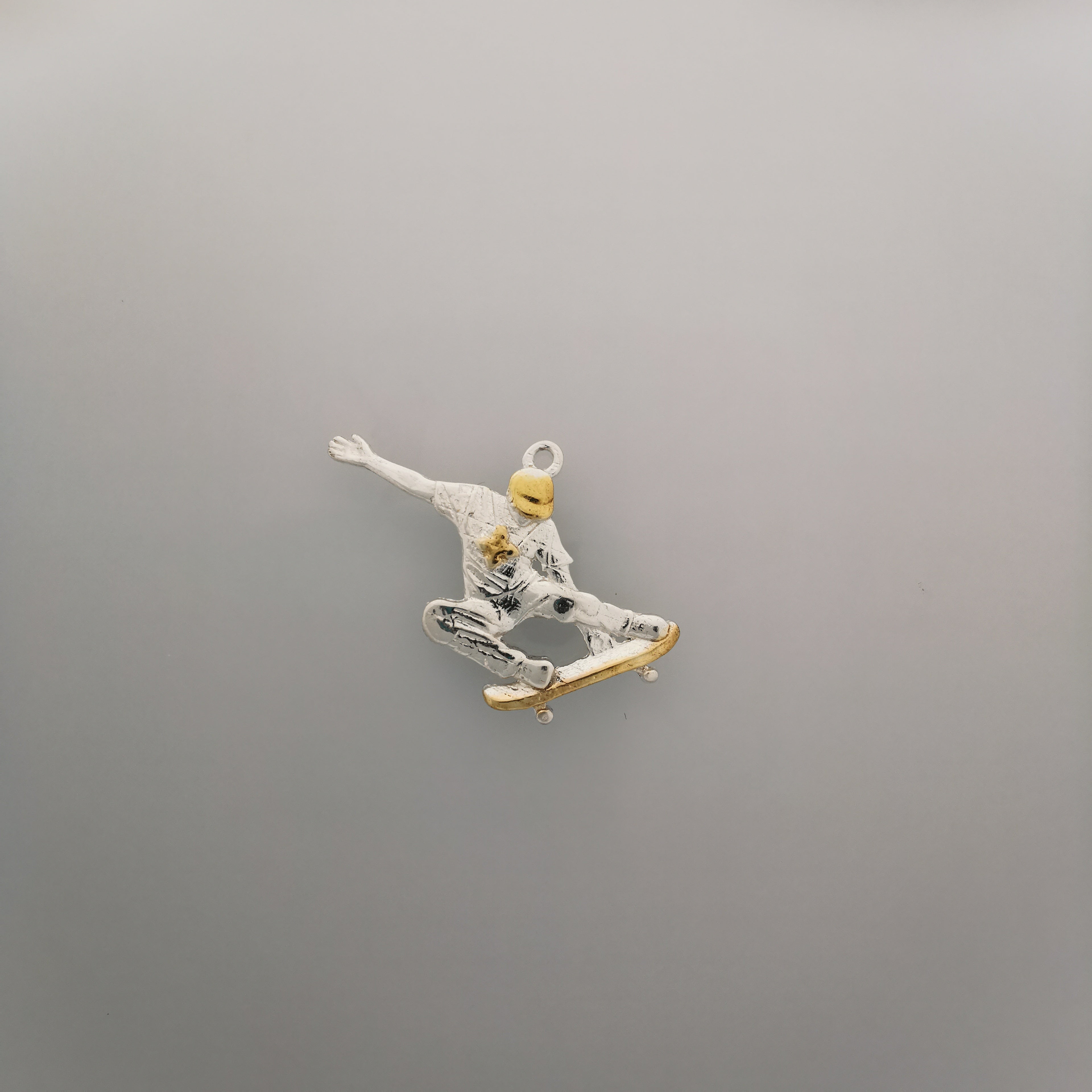 Skateboard Jewelry Pendant for Men – Silver with Gold Detail 925 Gift – Sports Accessory for Skaters and Teen Boys – Necklace