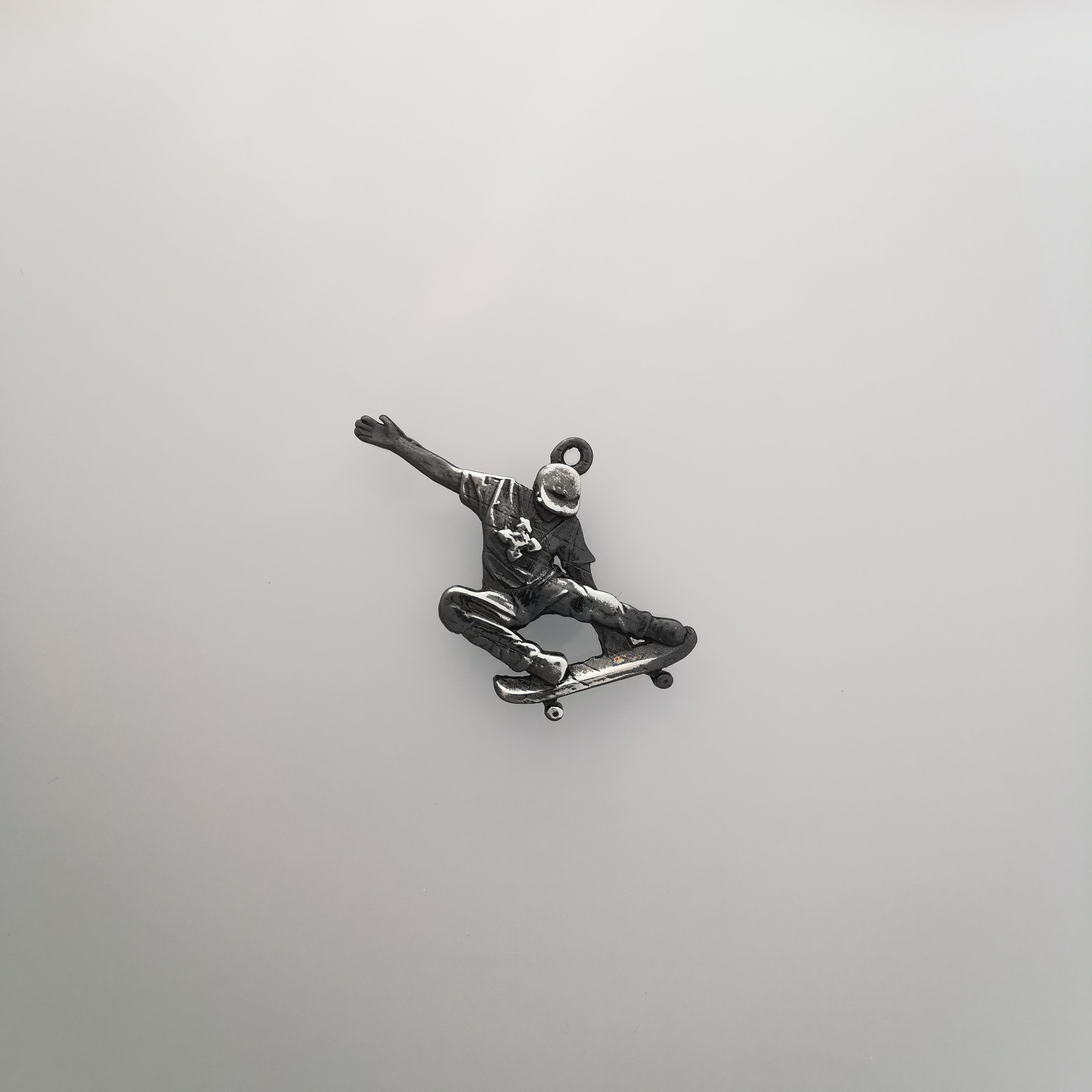 Skateboard Jewelry Pendant for Men – Silver with Gold Detail 925 Gift – Sports Accessory for Skaters and Teen Boys – Necklace
