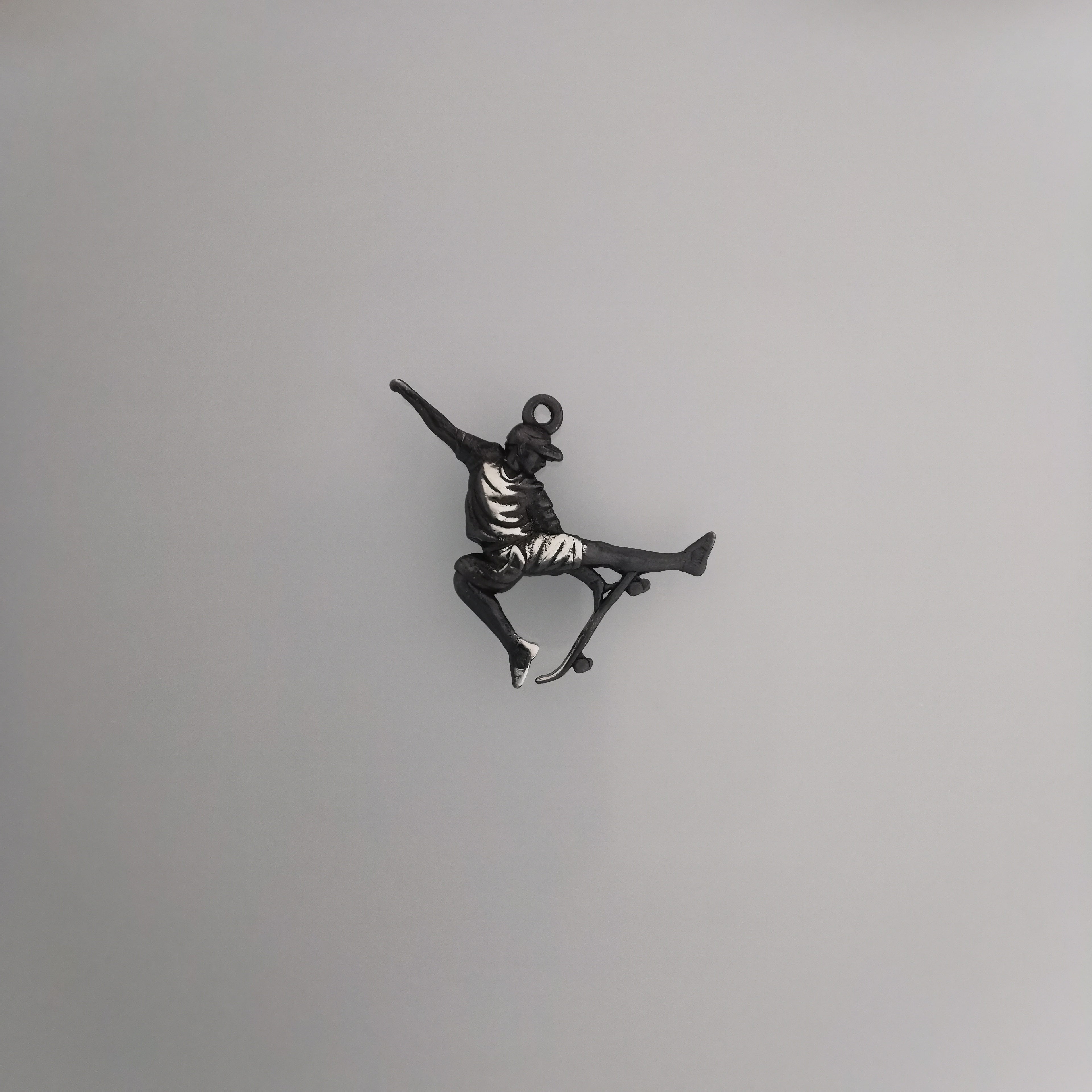 Skateboarding Jewelry Pendant for Men and Teen Boys – 925 Silver with Partial Gold Plating, Handcrafted Gift Necklace for Skaters and Riders