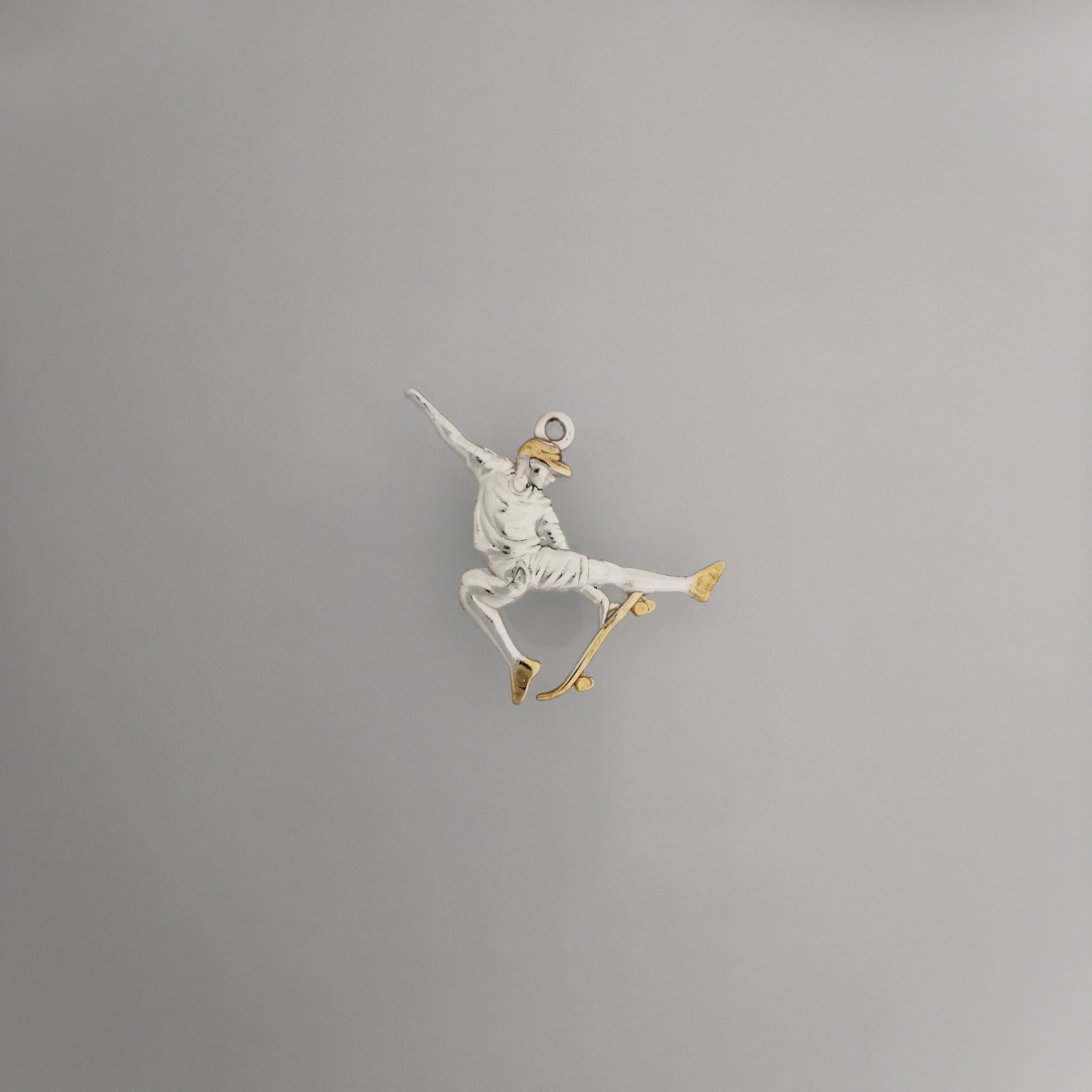 Skateboarding Jewelry Pendant for Men and Teen Boys – 925 Silver with Partial Gold Plating, Handcrafted Gift Necklace for Skaters and Riders