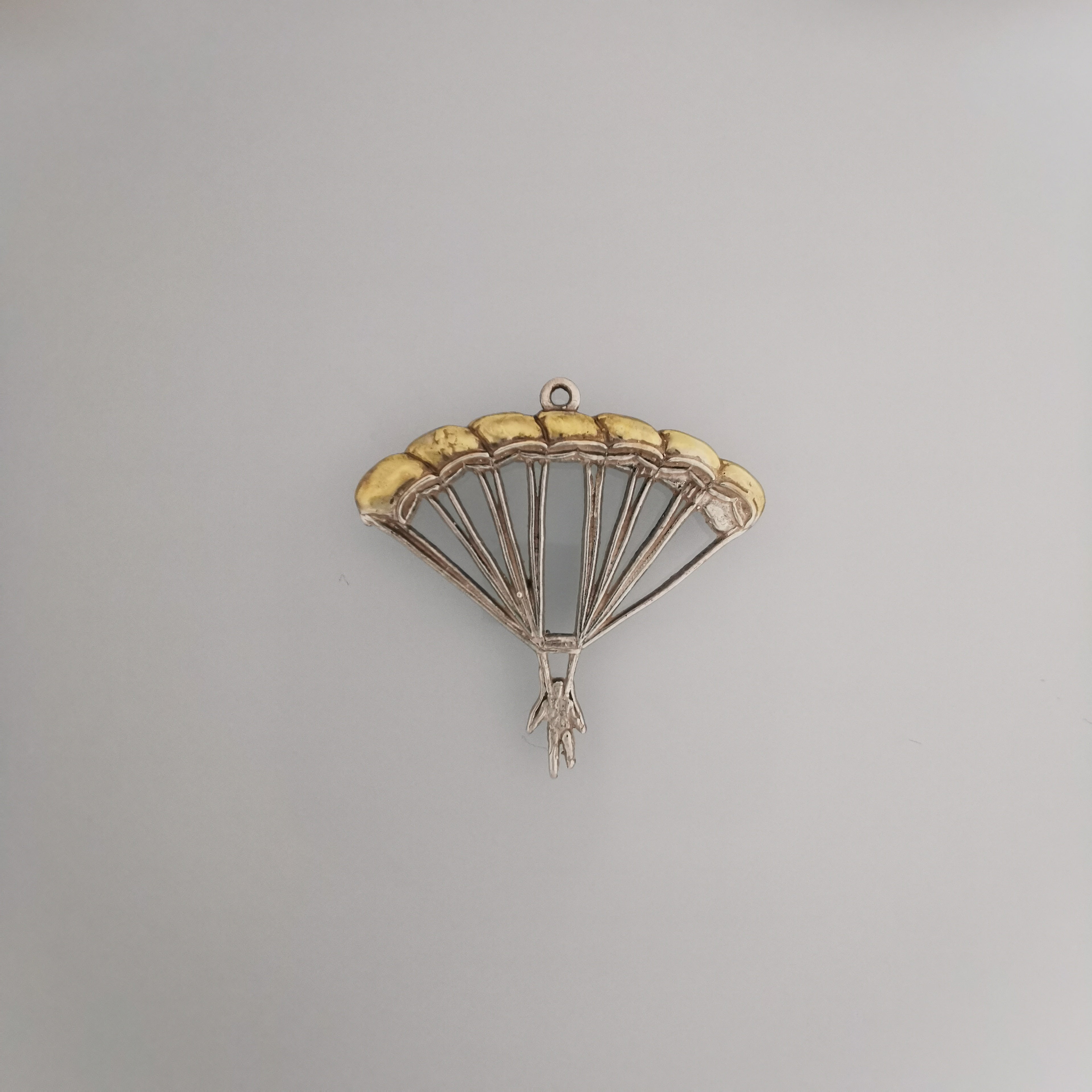 Skydiving Pendant for Men and Women – Gold-Plated 925 Silver Jewelry Gift – Handcrafted Sports Charm for Extreme Movement – Necklace