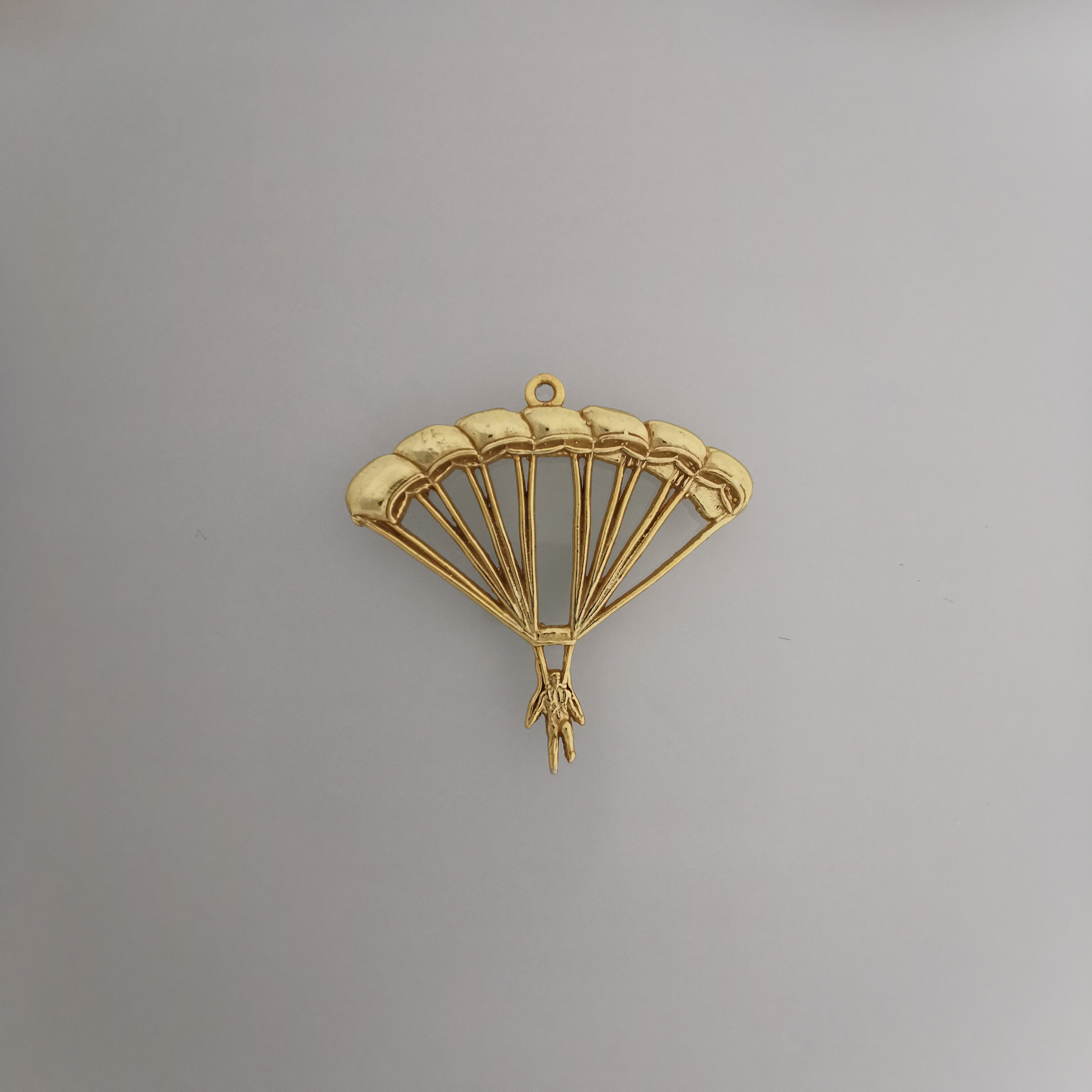 Skydiving Pendant for Men and Women – Gold-Plated 925 Silver Jewelry Gift – Handcrafted Sports Charm for Extreme Movement – Necklace