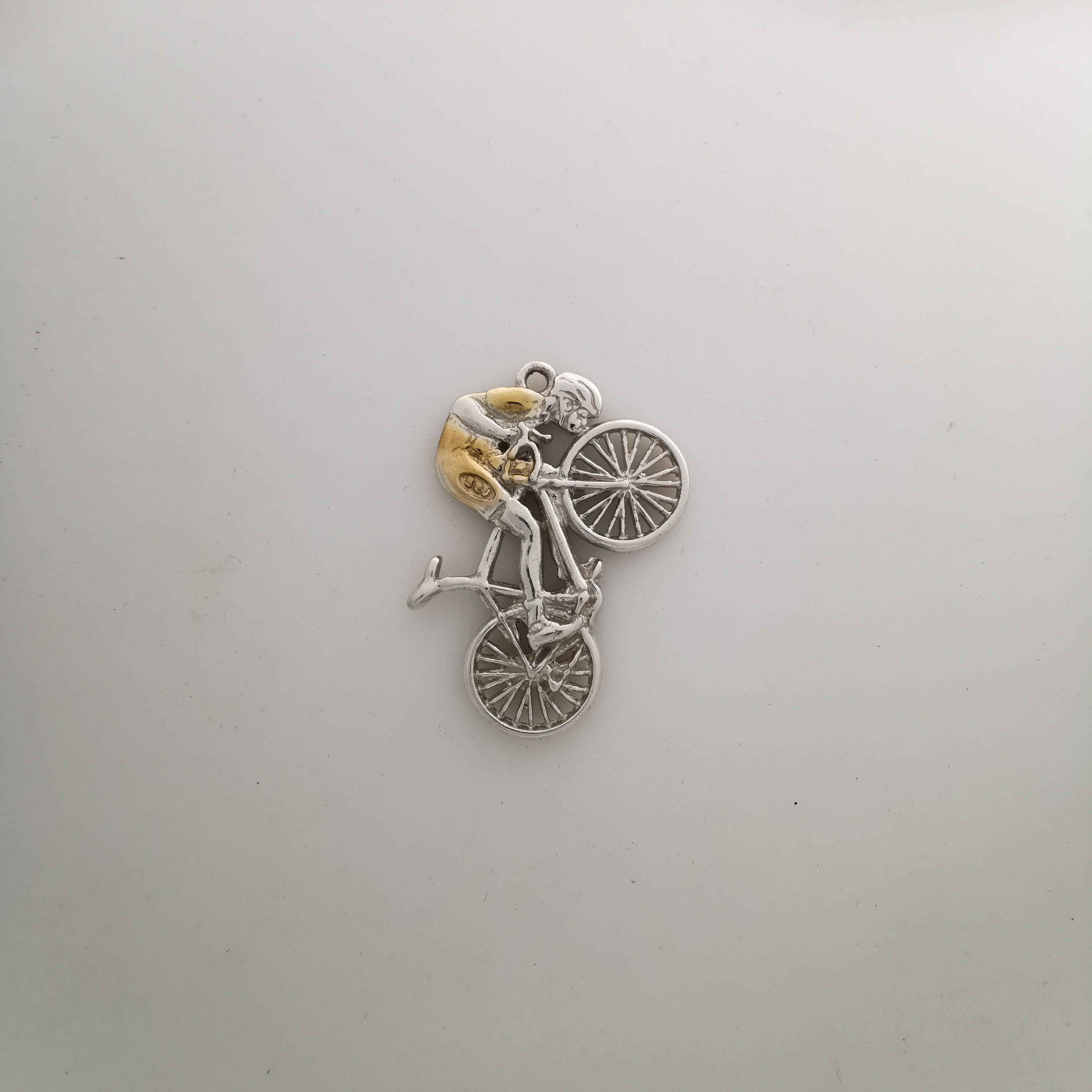 Cycling Jewelry Pendant for Men – Gold-Plated 925 Silver Gift – Handcrafted Sports Accessory for Cyclists and Athletes – Necklace