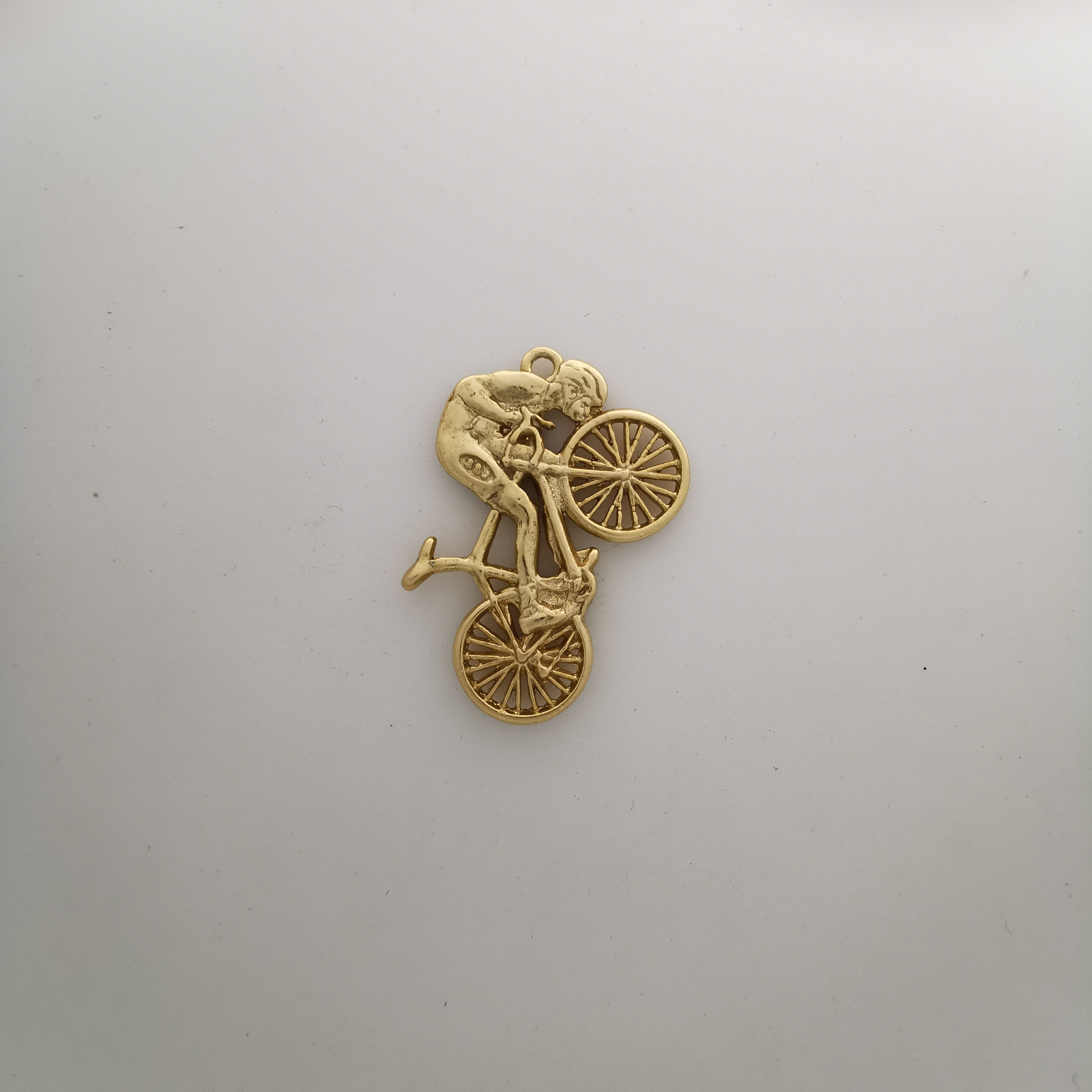 Cycling Jewelry Pendant for Men – Gold-Plated 925 Silver Gift – Handcrafted Sports Accessory for Cyclists and Athletes – Necklace