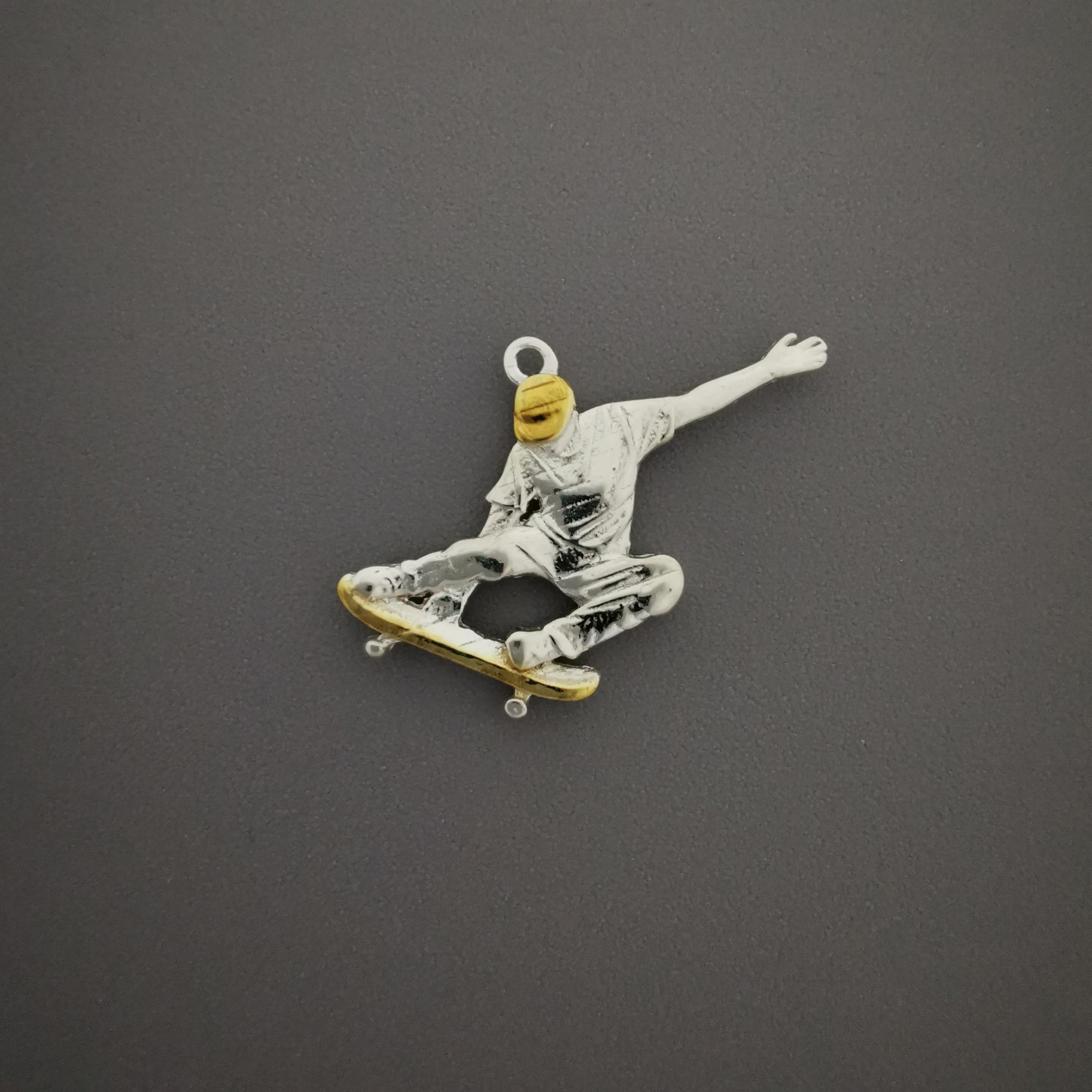 Skateboard Jewelry Pendant for Men – Silver with Gold Detail 925 Gift – Sports Accessory for Skaters and Teen Boys – Necklace