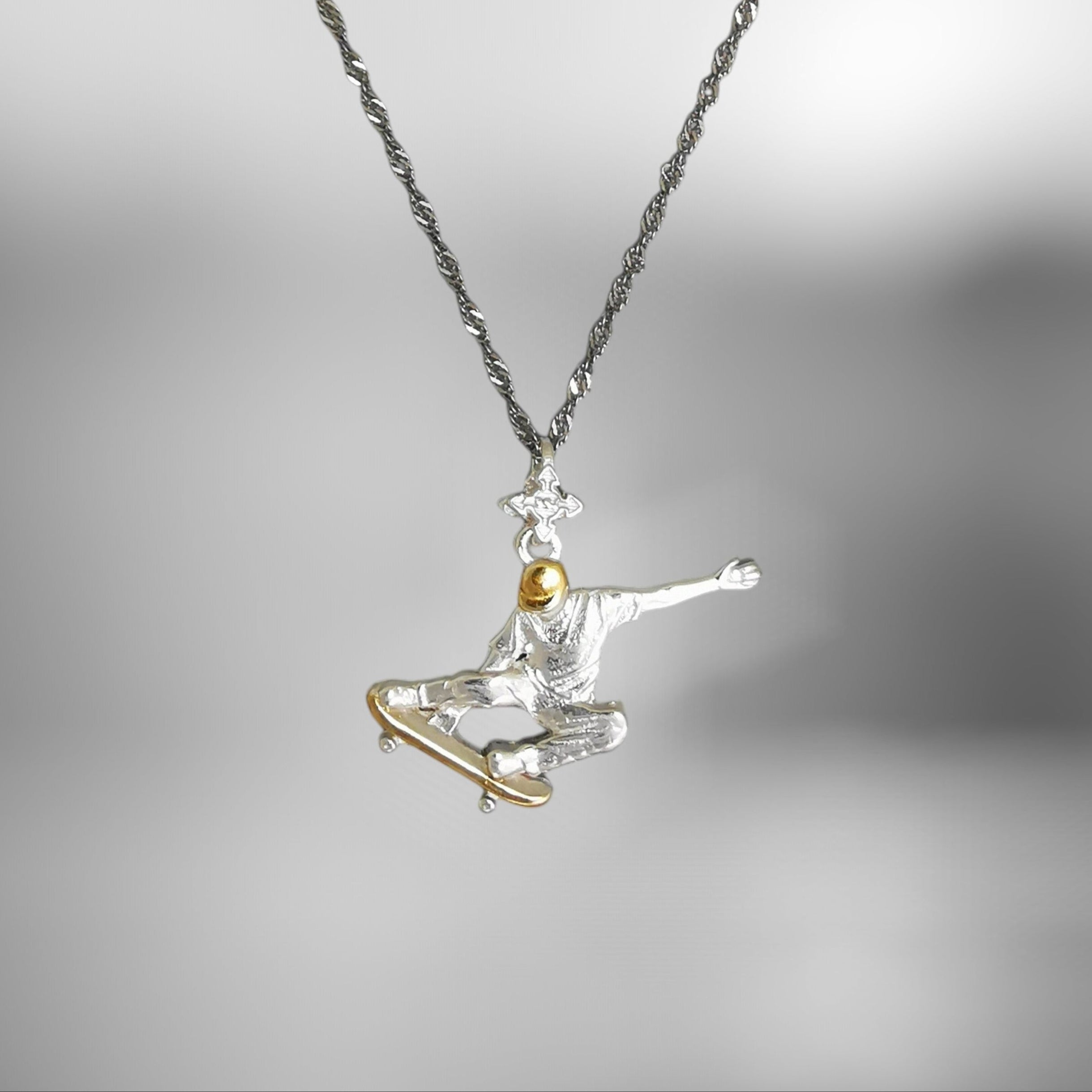 Skateboard Jewelry Pendant for Men – Silver with Gold Detail 925 Gift – Sports Accessory for Skaters and Teen Boys – Necklace
