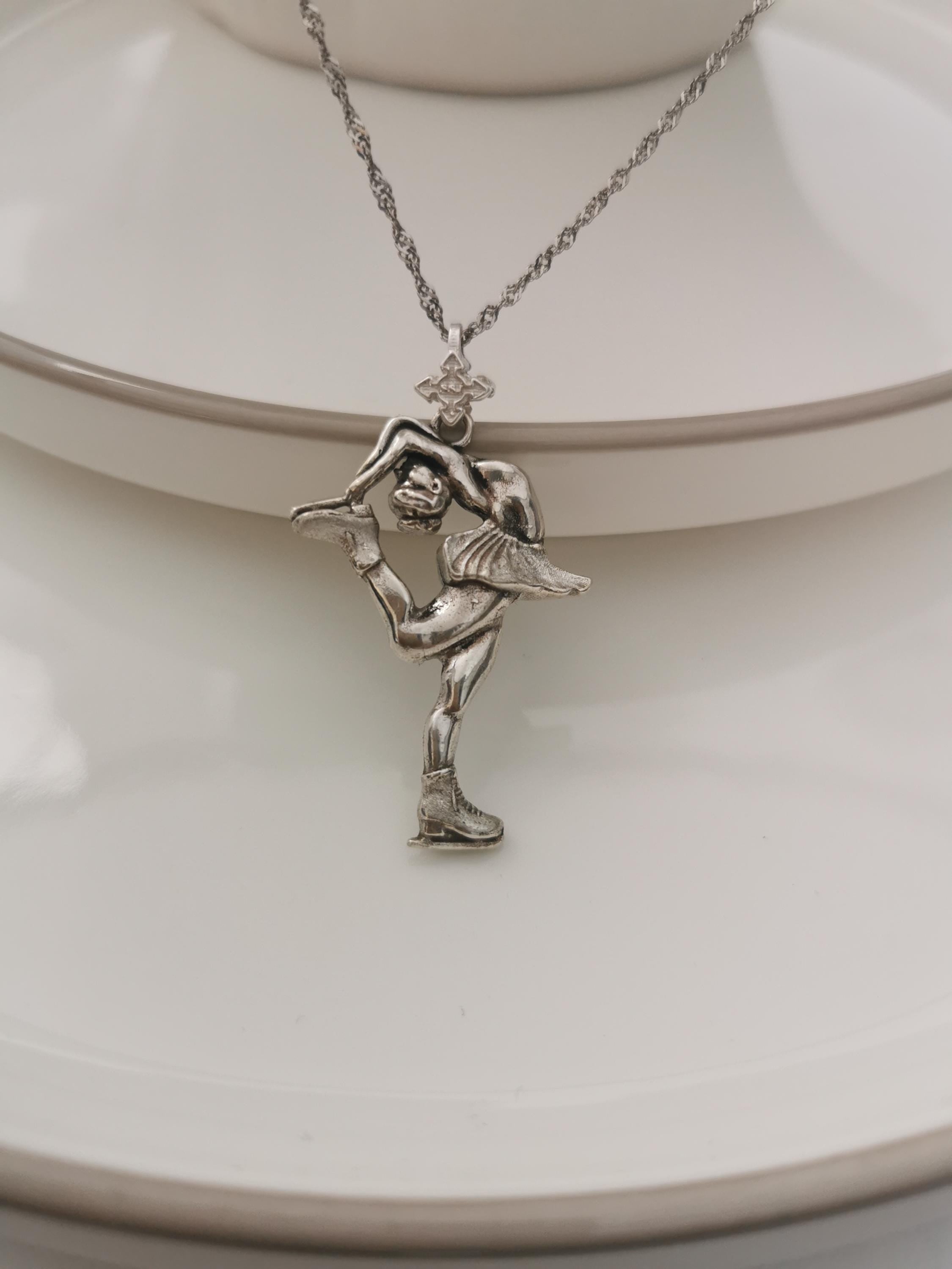 Figure Skating Jewelry Pendant for Women – Classic Silver 925 Gift – Handcrafted Sports Charm for Skaters and Fans – Necklace